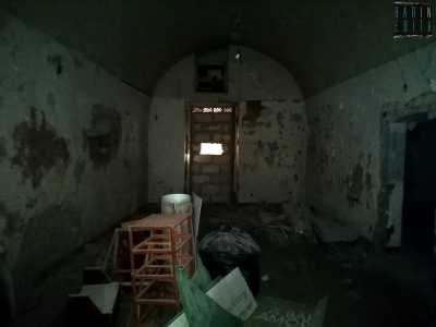 ...che conducono ad ampi vani, ricolmi di oggetti e materiale di ogni genere